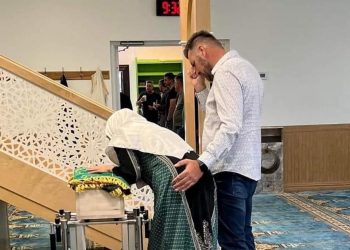 DA JE SRCE KAMEN, PUKLO BI NAD OVIM PRIZOROM! RODITELJI NEUTJEŠNI NAD TABUTOM SVOJE BEBE