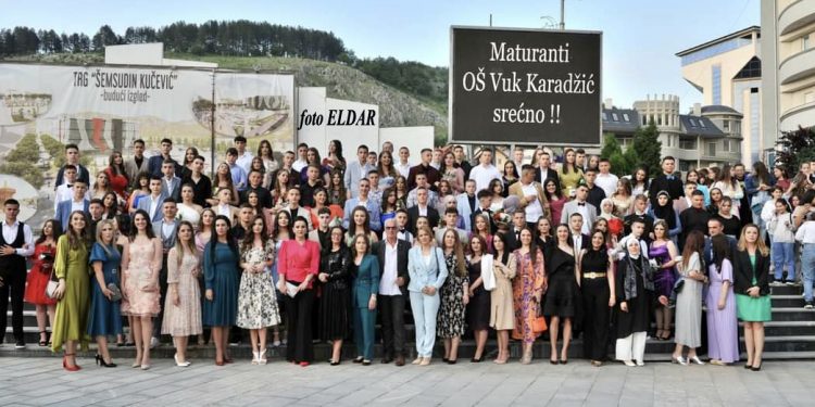 Maturanti OŠ “Vuk Karadžić” proslavili svoje drugarsko veče