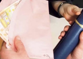 Crna Gora: Studentkinja lažirala diplomu, pa se fotografisala sa roditeljima