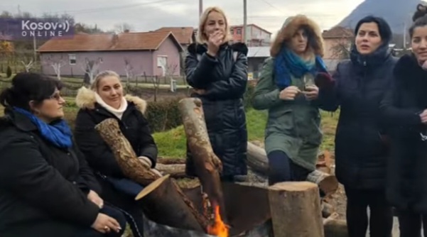 Stoltenberg poziva na smirivanje, srbi uporni na barkidama uprkos hladnom vremenu