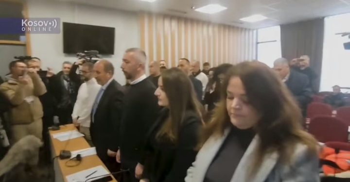 Novoimenovani odbornici Severne Mitrovice položili zakletvu, jake policijske snage obezbeđuju zgradu VIDEO
