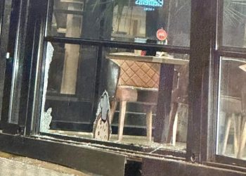 Novi Pazar: Uleteo golfom u lokal u pešačkoj zoni, tražio nekog pa pobegao