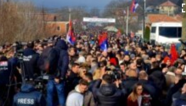 Počeo protest Srba kod Zvečana uz jake mere bezbednosti KFOR-a