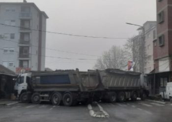 Srbi nastavljaju sa provokacijama, poztavili barikadu u Severnoj Mitrobici u Bošnjačkoj mahali