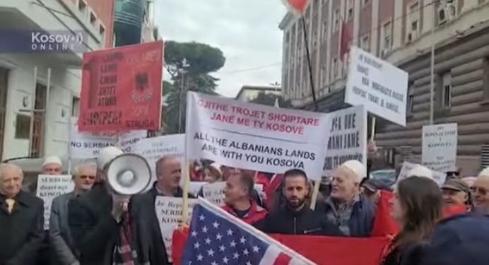 Protest građana Albanije ispred ambasade uTirani: Ruke dalje od Kosova, Mitrivica je naša