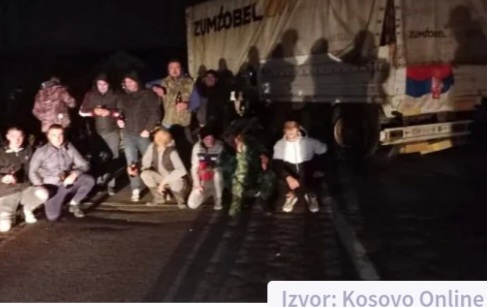 Srbi porijeklom sa Kosova blokirali put iz Kuršumlije prema Merdaru. Vučić obilazi Vojsku kod Raške