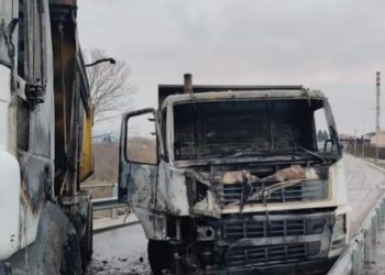 Nekoliko kamiona koji su bili na barikade u Sjevernoj Mitrovici noćas je zapaljeno
