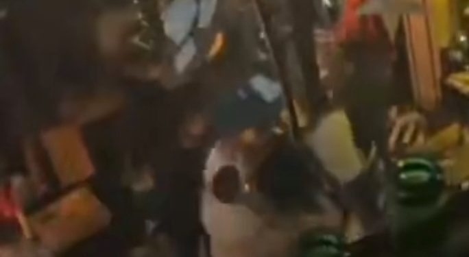 U jednom lokalu u Novom Pazaru za vreme doĉeka Nove godine desila se masovna tuča VIDEO