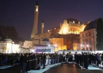 (VIDEO)/ Novogodišnja noć, a Turci na sabahu napravili gužvu ispred i unutar Aja Sofije, učeći tekbire