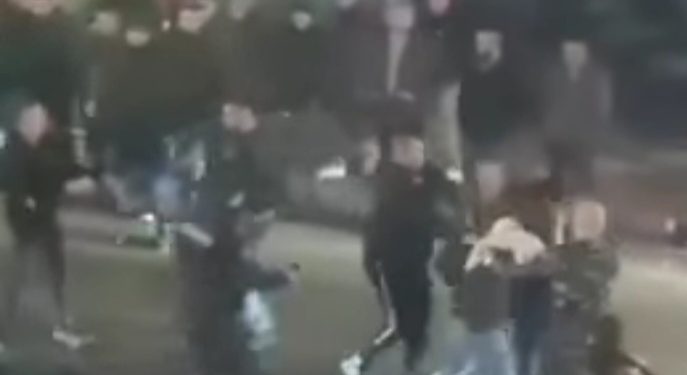 Masovna tuča na sred ulice u centru Novog Pazara VIDEO