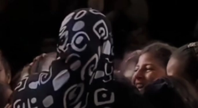 Žena i muž nisu mogli imati djece pa su u svojoj kući odgojili 34 djevojčice- jetima VIDEO