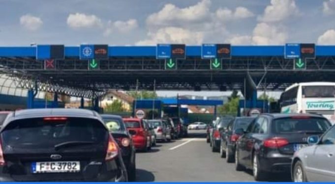Odlazi naša dijaspora, gužve na graničnim prelazima. Video sa autobuske stanice u Tutinu