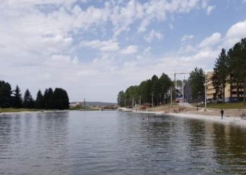 Sjenica: Auto sletelo u jezero kod hotela Borovi, izvlačili ga bager, džip i čamac