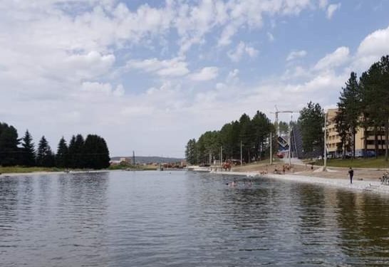 Sjenica: Auto sletelo u jezero kod hotela Borovi, izvlačili ga bager, džip i čamac