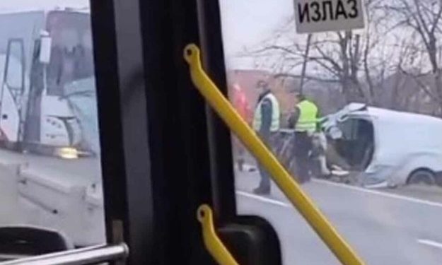 Teška saobraćajna nesreća na Ibarskoj magistrali, u sudaru autobusa i pikapa više lica povređenih jedno stradalo