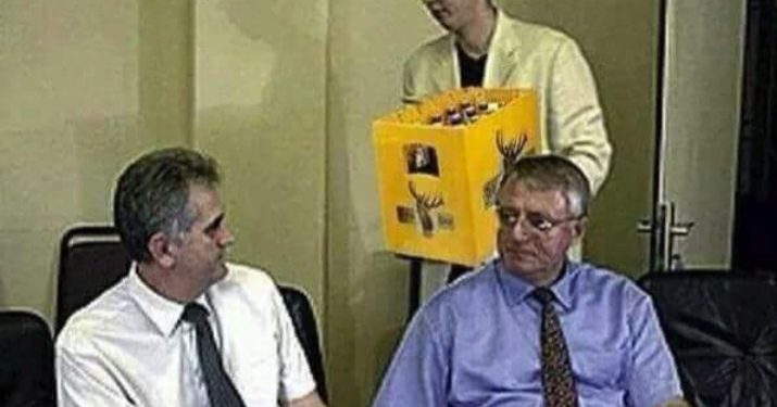 Vučić negirao da je nosio pušku iznad Sarajeva i pivo Šešelju ali ga video demantuje VIDEO