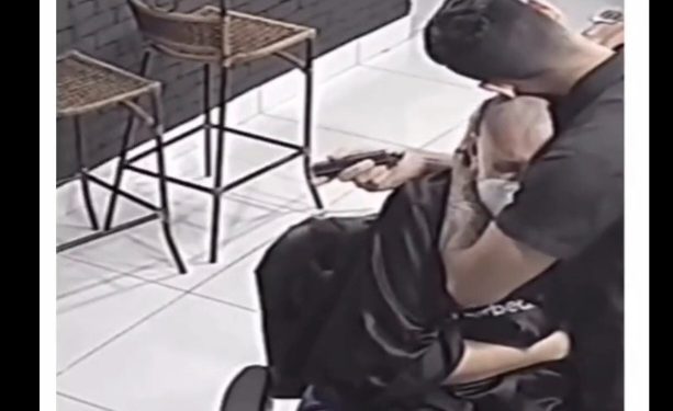 VIDEO/ Frizer u znak podrške djevojci oboljeloj od tumora nakon što je nju ošišao na ćelavo i sebi isto učinio