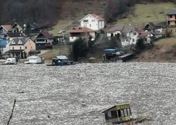 Ribarićko jezero okovano smećem,  kao da je led na povrsini  – Video/ Foto