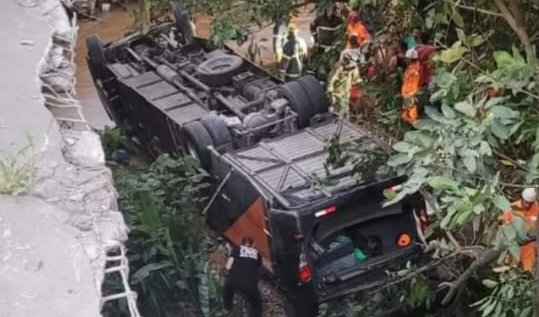 Autobus sa fudbalerima sletio s mosta, 4 poginula i 29 povređeno