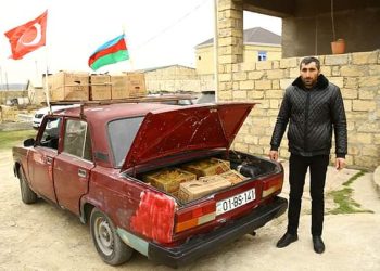 Azerbejdžanac dotrajalim autom doprema pomoc. Najnoviji podaci: 20.665 poginulih a 80.088 povređenih