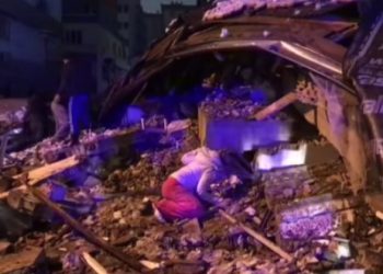 VIDEI/ Majka traži djecu ispod ruševina. Raste broj poginulih, spašen dječak 9 godina