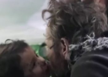 VIDEO/ Susret malog dečaka sa spašenim ocem, za kojeg je objavljeno da je ostao bez porodice