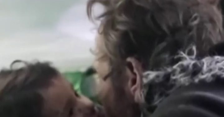 VIDEO/ Susret malog dečaka sa spašenim ocem, za kojeg je objavljeno da je ostao bez porodice