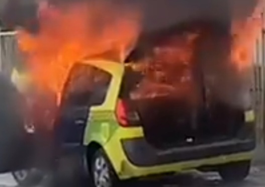 Noćas zapaljeno više vozila u Novom Pazaru, potera za osumnjičenim