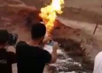 U Meki se pojavio izvor iz kojeg istovremeno teku i voda i vatra VIDEO