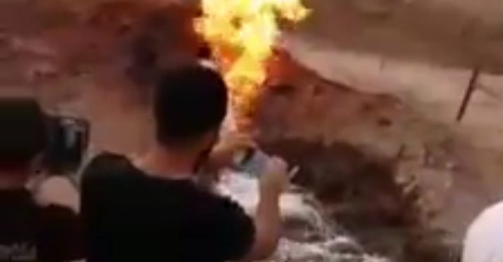 U Meki se pojavio izvor iz kojeg istovremeno teku i voda i vatra VIDEO