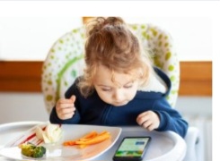 Deca ne bi smjela koristiti mobilni telefon dok jedu