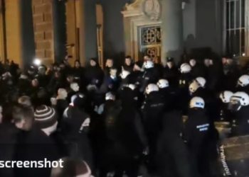 Protest desničara u Beogradu, bilo i naoružanih. Uzvikivali “Izdaja”, “Ostavka”