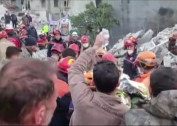 Spasioci izvukli 45- godišnjeg Hakana nakon 278 sati  pod ruševinama VIDEO