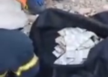 VIDEO/ Iz ruševina izvučena torba sa 2 miliona dolara