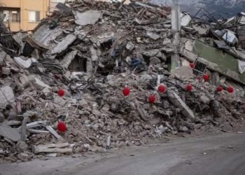 Volonteri u Turskoj postavili crvene balone kako bi odali počast stradaloj djeci FOTO