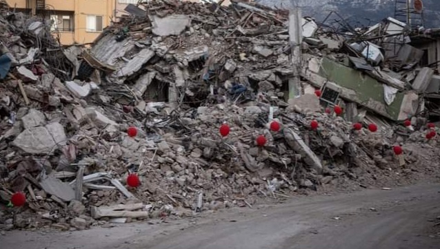 Volonteri u Turskoj postavili crvene balone kako bi odali počast stradaloj djeci FOTO