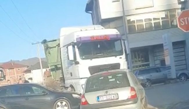 Tutin: Udes šlepera i automobila kod “Autotehne” VIDEO