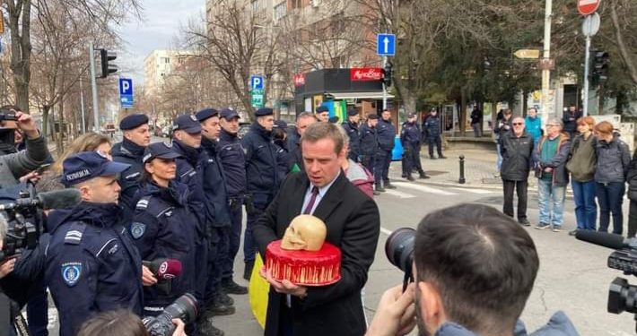 Protes antiratnih aktivista ispred Ambasade Rusije u Beogradu