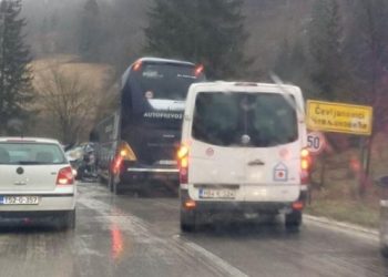 Pod autobus fudbalera Veleža se podvukao automobil, više osoba povređeno