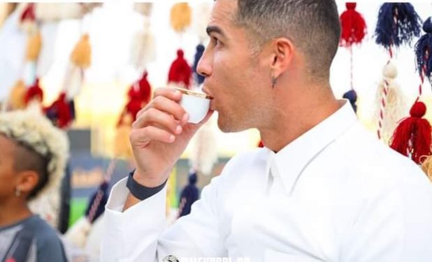 Ronaldo obukao “Gulabiju” i pije kafu iz fildžana povodom Dana Saudijske Arabije