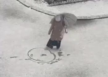 Najljepši video snimak zimskih čarolija, djevojčica pravi umjetničko djelo na ulici VIDEO