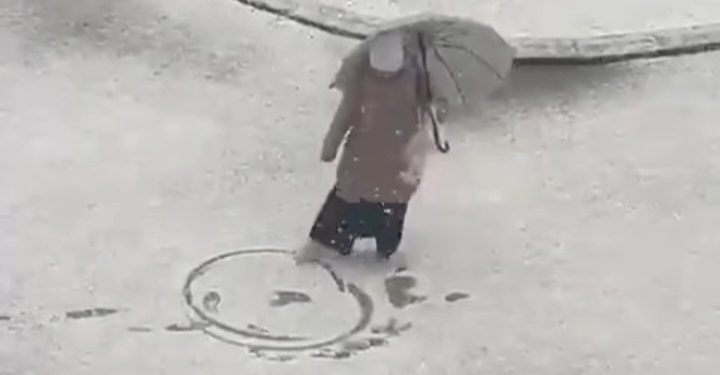 Najljepši video snimak zimskih čarolija, djevojčica pravi umjetničko djelo na ulici VIDEO
