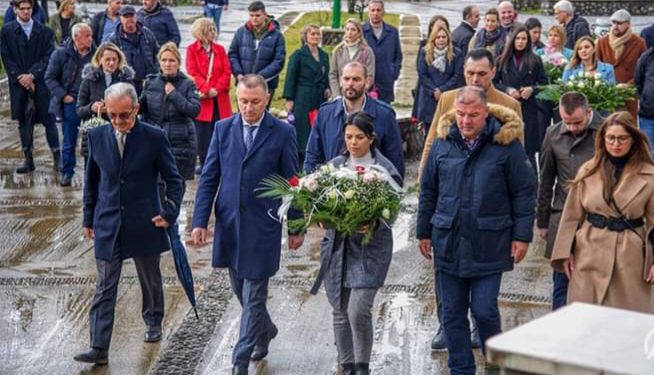 Polaganjem cvijeća u parku Pobrežje u Podgorici obilježena 30. godišnjica zločina u Štrpcima