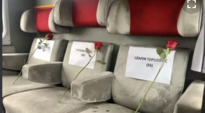 FOTO/ŠTRPCI: Ruže na sedištima voza za žrtve, ulični performans i zahtev za odgovornost za zločine