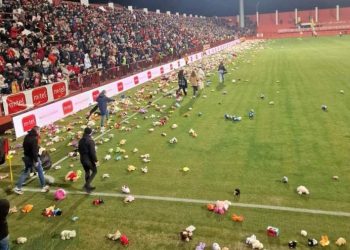 Prelijepe scene na stadionima Željezničara i Veleža, hiljade plišanih igračaka za djecu Turske