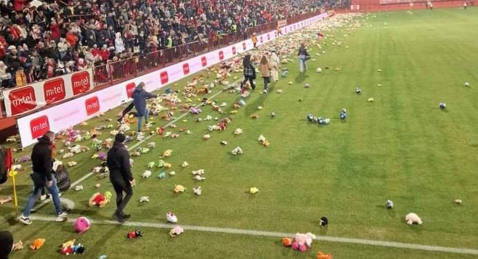 Prelijepe scene na stadionima Željezničara i Veleža, hiljade plišanih igračaka za djecu Turske