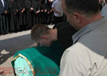 Melek ide zajedno sa umrlim tokom dženaze i govori: ‘Čuj šta pričaju o tebi!’