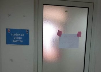 Poruka na vratima  opštinske uprave u Sjenici nasmijala građane