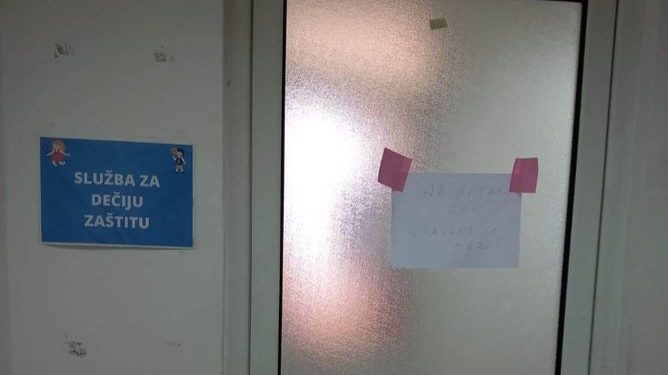 Poruka na vratima  opštinske uprave u Sjenici nasmijala građane