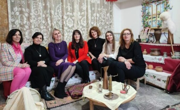  7 učiteljica OŠ Vuk Karadžić iz Novog Pazara donirale poklone za 8. mart u humanitarne svrhe